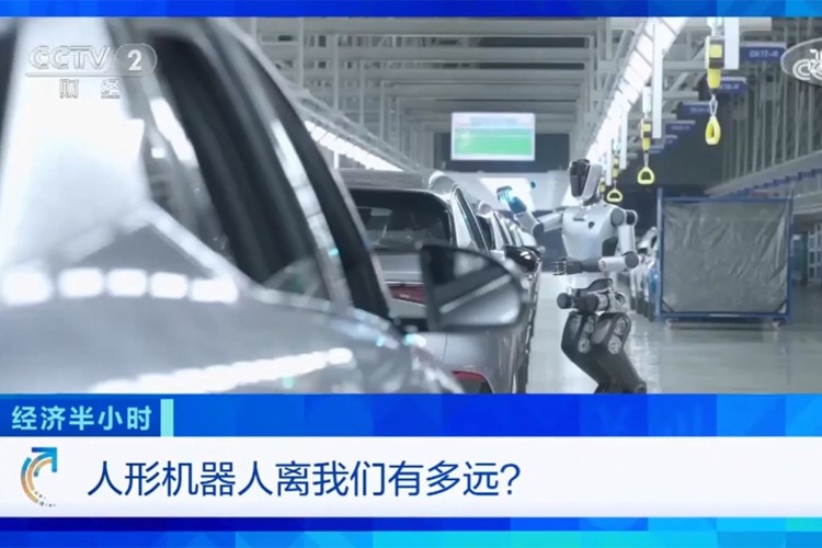 中央电视台《经济半小时》栏目对今年会官方机器人的专题报道