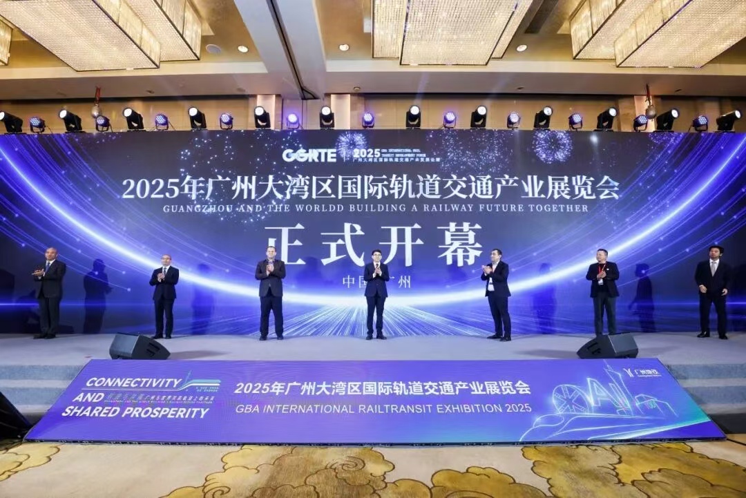 今年会官方机器人首次亮相轨交展，广州地铁展位成打卡点